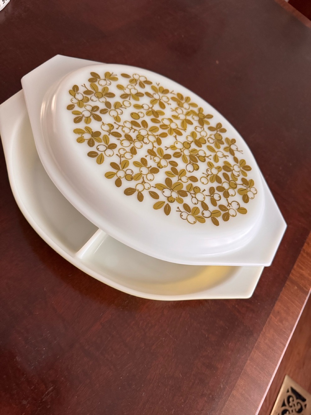 Vintage Pyrex Verde Olive Divided Dish Yellow / White Base 1.5 Quart Baking. EUC